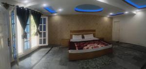 Postel nebo postele na pokoji v ubytování Ruby Lodges Upeer Neelum