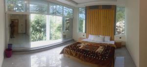 Postel nebo postele na pokoji v ubytování Ruby Lodges Upeer Neelum