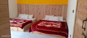 Postel nebo postele na pokoji v ubytování Ruby Lodges Upeer Neelum
