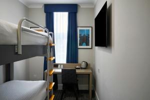 Postel nebo postele na pokoji v ubytování Four Points Flex by Sheraton Edinburgh + 8 fotografií
