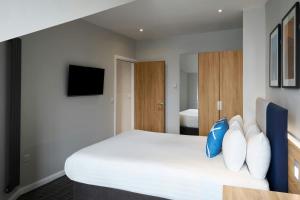 Postel nebo postele na pokoji v ubytování Four Points Flex by Sheraton Edinburgh