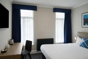 Postel nebo postele na pokoji v ubytování Four Points Flex by Sheraton Edinburgh