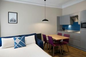 Kuchyň nebo kuchyňský kout v ubytování Four Points Flex by Sheraton Edinburgh