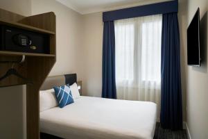 Postel nebo postele na pokoji v ubytování Four Points Flex by Sheraton Edinburgh