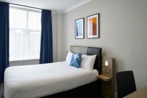Postel nebo postele na pokoji v ubytování Four Points Flex by Sheraton Edinburgh