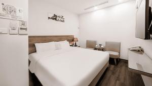 Postel nebo postele na pokoji v ubytování A25 Hotel - Hoàng Đạo Thúy 1 + 15 fotografií