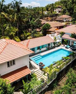 una vista aerea di una casa con piscina di CASA SUNSHINE -Luxurious Portuguese Villa in Anjuna ad Anjuna