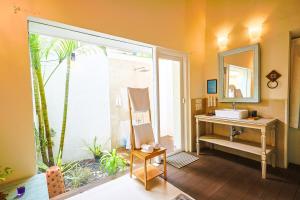 un bagno con lavandino e specchio di CASA SUNSHINE -Luxurious Portuguese Villa in Anjuna ad Anjuna