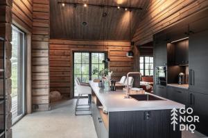 una cucina con pareti in legno e un grande piano di lavoro di The Lazy Moose a Tällberg