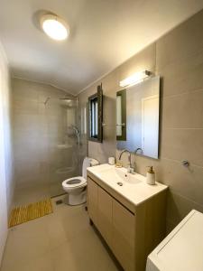 Bilik mandi di Tsikena Sweet Home Metaxata