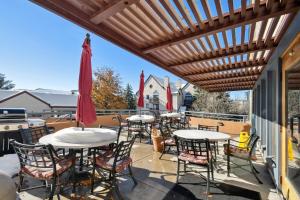 Restoran või mõni muu söögikoht majutusasutuses Byte-Sized Stay | Boston Commons