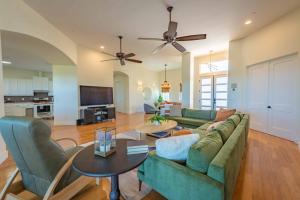 TV a/nebo společenská místnost v ubytování Blue Oak Oasis At Lake Naci