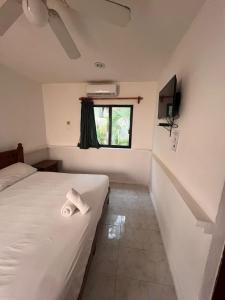 une petite chambre avec un lit et une fenêtre dans l'établissement Hotel Vista Caribe Playa, à Playa del Carmen
