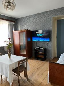 Televisi dan/atau pusat hiburan di Lorenzo Budget Hostel
