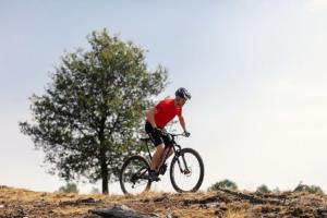 WaterenにあるCozy forest house ideal for relaxingの自転車乗り者