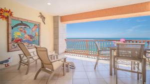 a balcony with a table and chairs and the ocean at Sonoran Sun in Campo del Medio