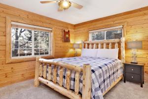 Katil atau katil-katil dalam bilik di Crescenta pines log cabin #2346