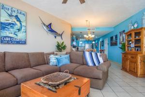 a living room with a couch and a table at Sonoran Sea in Campo del Medio