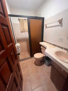 une salle de bain avec toilettes, lavabo et douche dans l'établissement Hotel Vista Caribe Playa, à Playa del Carmen