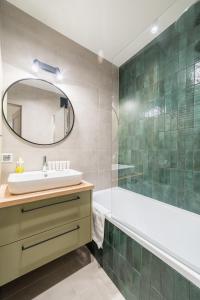 Koupelna v ubytování Osiedle Sobieskiego Comfort Apartment by BookingHost + 30 fotografií