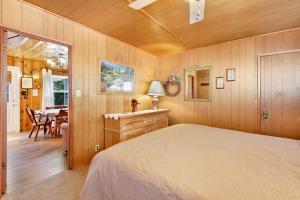 een slaapkamer met een bed en een eetkamer bij Pinglewood cabin #2096 in Fawnskin