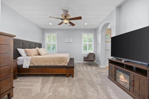 Televiisor ja/või meelelahutuskeskus majutusasutuses Luxury Gated Retreat Golf Course Views Sleeps 8
