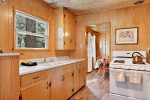 een keuken met een spoelbak en een fornuis bij Pinglewood cabin #2096 in Fawnskin