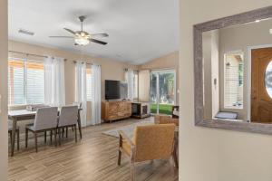 ein Wohnzimmer mit Tisch und ein Esszimmer in der Unterkunft Modern Southwest Escape 2 Master Bedrooms in Bakersfield