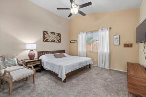 ein Schlafzimmer mit einem Bett und einem Deckenventilator in der Unterkunft Modern Southwest Escape 2 Master Bedrooms in Bakersfield