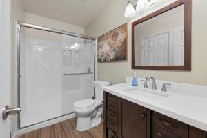 ein Badezimmer mit Dusche, Toilette und Waschbecken in der Unterkunft Modern Southwest Escape 2 Master Bedrooms in Bakersfield + 11 Fotos