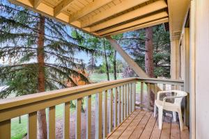 eine Veranda mit einem Stuhl und Aussicht in der Unterkunft Bear golf inn #1218 in Big Bear Lake