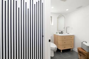 ein Badezimmer mit Toilette und Waschbecken in der Unterkunft Vista pines #234 in Big Bear Lake + 20 Fotos