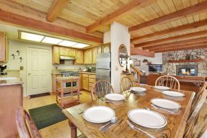 ein Esszimmer mit einem Holztisch und Stühlen in der Unterkunft Tree top views #2060 in Big Bear Lake