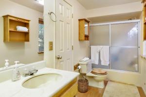 ein Badezimmer mit Waschbecken, Toilette und Dusche in der Unterkunft Tree top views #2060 in Big Bear Lake + 13 Fotos