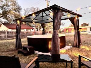 einen Pavillon mit einem Tisch im Hof in der Unterkunft King, Gazebo & Private HotTub~ WestWichita in Tyler