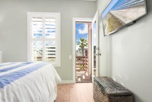una camera da letto con un letto e una porta su un balcone di Sandy Coral - Golf Cart Included! a Mustang Beach Altre 51 foto