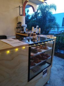 une boulangerie avec une vitrine avec des beignets dans l'établissement Casa Cora Oaxaca Hospedaje Familiar Guesthouse Casa de Huespedes, à Oaxaca 4 autres photos
