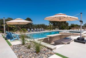 Bazén v ubytování Blue Oak Oasis At Lake Naci nebo v jeho okolí