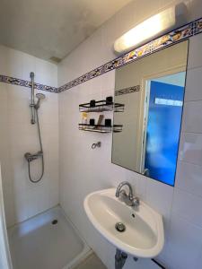 Bilik mandi di Triplex Les Pieds Dans L'Eau Cap Camarat