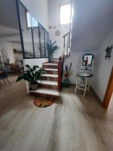 un salon avec des escaliers et des plantes dans une maison dans l'établissement Casa El Molino de Melegis - Lecrin Valley, à Melegis
