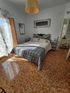 une chambre avec un grand lit dans une pièce dans l'établissement Casa El Molino de Melegis - Lecrin Valley, à Melegis 12 autres photos