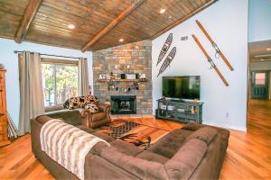 een woonkamer met een bank en een open haard bij Alpine chalet #1840 in Big Bear Lake