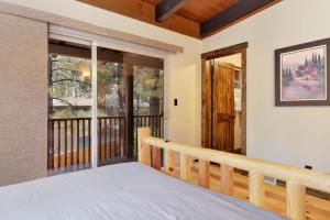 een slaapkamer met een bed en een balkon bij Eagle point lodge #2080 in Big Bear Lake