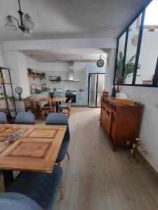 un salon avec une table et des chaises et une cuisine dans l'établissement Casa El Molino de Melegis - Lecrin Valley, à Melegis