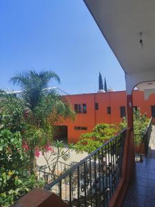 une vue d'un bâtiment depuis un balcon dans l'établissement Casa Cora Oaxaca Hospedaje Familiar Guesthouse Casa de Huespedes, à Oaxaca