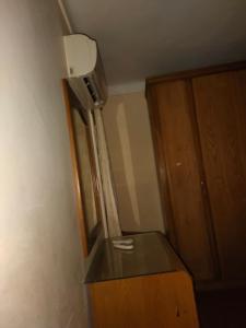 Un baño con una lámpara y un mueble de madera. en شقه فيو بحر ميامي مكيفه, en Alejandría