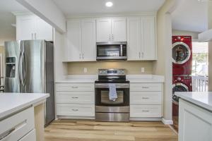 Køkken eller tekøkken på Folly - Beaches Be Crazy