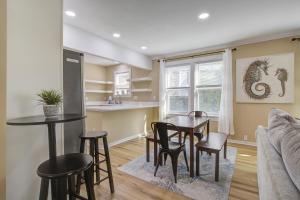 Køkken eller tekøkken på Folly - Beaches Be Crazy