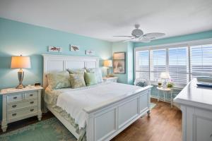 Fripp Islandにある630 New Haven - Dolphin Pointeの白いベッドと青い壁が備わるベッドルーム1室が備わります。 +60枚の写真