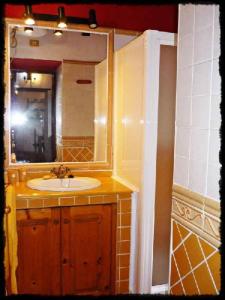 y baño con lavabo y espejo. en Casa Rural Amasín, en Valverde